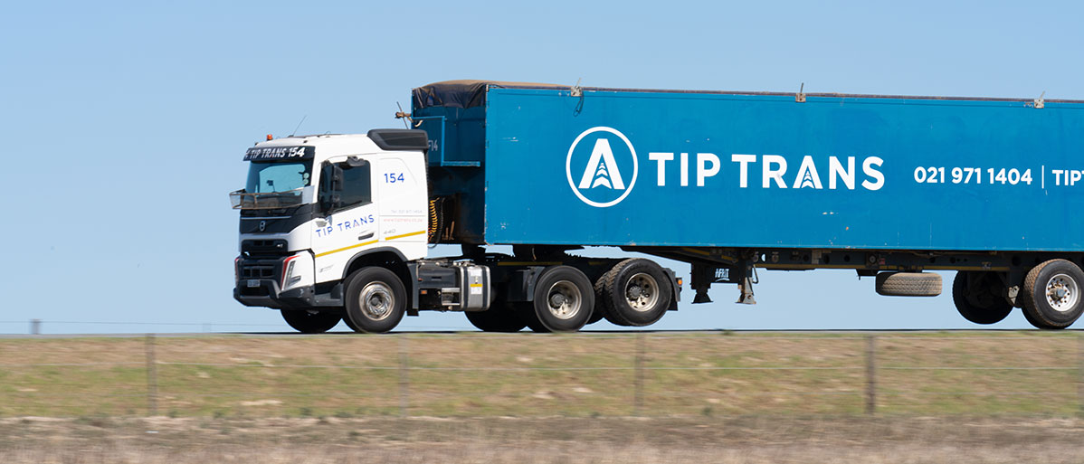 Truck pulling a trailer with a walking floor